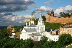 Una chiesa ortodossa e, sullo sfondo, le imponenti mura cinquecentesche del Cremlino nella città russa di Nizhny Novgorod - foto © LeniKovaleva / Shutterstock.com