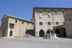 Chiesa, fontana e edificio medievale in Piazza Silvestri a Bevagna, Umbria, Italia. Questa piazza è considerata fra le più significative realizzazioni urbanistiche medievali dell'Umbria.



 ...
