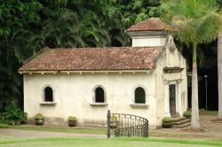 Chiesetta con giardini tropicali a San José, Costa Rica. Una graziosa chiesa della capitale circondata da giardini lussureggianti  - © Steve Cukrov / Shutterstock.com