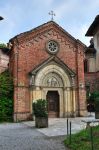 Chiesa gotica a Grazzano Visconti, Piacenza - Architettura tipicamente gotica per la chiesetta che si può ammirare nel borgo emiliano costruito per iniziativa di Giuseppe Visconti di ...