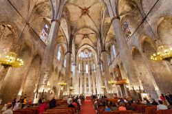 La chiesa gotica di Santa Maria del Mar a Barcellona, Spagna. Costruita fra il 1329 e il 1383, questo edificio religioso, che dal 1923 si fregia del titolo di basilica minore, rappresenta l'esempio ...