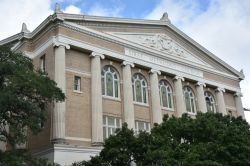 Chiesa metodista a Austin, Texas (USA). A decorare la facciata ci sono grandi colonne e un frontone in stile greco - © Ritu Manoj Jethani / Shutterstock.com
