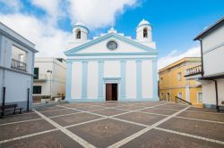 Chiesa nel centro di Calasetta sull'isola di Sant'Antioco in Sardegna.
