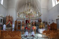 Veduta interna di una chiesa ortodossa di Paros, Grecia. Fra gli arredi di questo edificio di culto spiccano il grande lampadario e le immagini della Madonna  - © Grantibo / Shutterstock.com ...