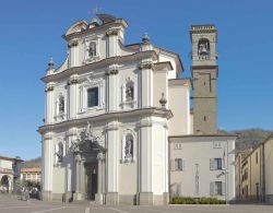 La Chiesa Parrocchiale di San Martino, è uno dei patrimoni architettonici del centro di Sarnico sul Lago d'Iseo - © Walencienne / Shutterstock.com