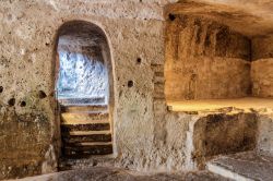 La Chiesa rupestre di San Nicola dei Grieci, una delle 150 chiese di Matera (Basilicata), scavate nella roccia calcarenitica che costituisce le sponde del canyon cittadino - © Michela Garosi ...