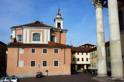 La chiesa di Santa Maria in centro a Oleggio - © Alessandro Vecchi - CC BY-SA 3.0,