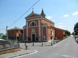 La chiesa dei Santi Filippo e Giacomo a Cà De Fabbri di Minerbio in Emilia - © Threecharlie - CC BY-SA 3.0, Wikipedia