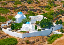 Chiese sull'isola di Sifnos, Grecia - Il contrasto del bianco della calce e l'azzurro delle cupole rendono le chiese e l'atmosfera di quest'isola ancora più affascinanti ...