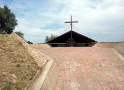 La chiesetta della Regina della Pace a Osijek, Croazia. E' stata eretta in memoria delle vittime della guerra fra Croazia e Serbia - © Adriana Iacob / Shutterstock.com