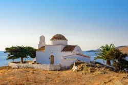 Chiesetta di Panagia Flampouriani a Kythnos, Grecia. Ha una bella cupola in maiolica la chiesa dedicata alla Vergine Maria di Flampouriani - © Michael Paschos / Shutterstock.com