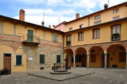 Chiostro Abbazia di San Michele a Monghidoro, Appennino Emiliano - © Rodrigotebani - CC BY-SA 3.0, Wikipedia