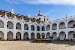 Il chiostro del convento di San Felipe Neri con la sua splendida architettura, un vero gioiello della città di Sucre (Bolivia) - foto © kovgabor / Shutterstock
