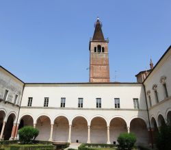 Chiostro dei Secolari a San Benedetto Po, in provincia di Mantova (Lombardia) - © Adriano Castelli / Shutterstock.com