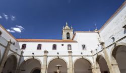 Il chiostro del monastero Graca a Torres Vedras, Portogallo. Fu fondato nel XVI° secolo dall'Ordine di Sant'Agostino - © ribeiroantonio / Shutterstock.com