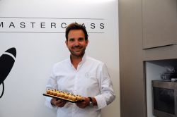 Christophe Michalak con i suoi choux alla nocciola, Parigi, Francia. E' un dei più noti volti televisivi di Francia, ha una scuola che porta il suo nome dove imparare a preparare ...