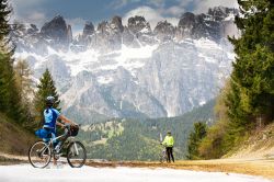 Cicloturismo sulle Dolomiti, siamo nella Alpi Orientali tra i cosiddetti "monti pallidi"