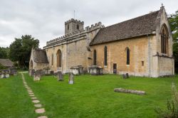 Cimitero di Bibury e chiesa di Santa Maria, Inghilterra - Il piccolo e raccolto cimitero che fiancheggia la St Mary Church di Bibury © Steve Heap / Shutterstock.com