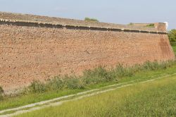 Scorcio delle antiche mura di cinta difensive della città di Sabbioneta - Sabbioneta fu pensata, nella sua costruzione cinquecentesca, per essere una città fortezza e l'imponente ...