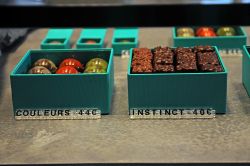 Cioccolatini nell'atelier di Patrick Roger a Parigi, Francia. Quella in Rue des Archives 43 è la nuova boutique aperta dall'artista-scultore del cioccolato - © Sonja Vietto ...