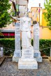 Un cippo commemorativo nel centro storico di Grottaferrata - © nomadFra / Shutterstock.com 