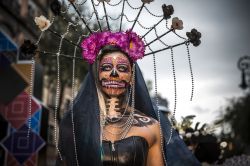 Ragazza che prende parte alla sentita celebrazione a Città del Messico del Día de Muertos, giornata in cui le persone si travestono da "morte" per colorarla, abbellirla ...