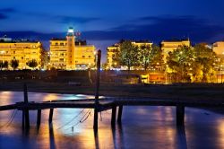La città di Alessandropoli, Tracia, fotografata di notte con le luci che la illuminano, Grecia.  Capitale della prefettura di Evros, questa località è l'unico porto ...