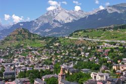 Oltre ai castelli e alle vie acciottolate, buona parte dell'interesse di Sion sta nelle colline circostanti coperte da un vero e proprio mosaico di vigneti che invitano a piacevoli passeggiate ...