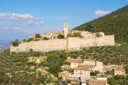 La città murata di Campello, il borgo sopra Campello sul Clitunno, in Umbria- © Buffy1982 / Shutterstock.com