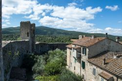 Città turrita di Monteriggioni, Toscana (Italia) - Quando la si guarda dal basso si ha la sensazione di sentirsi piccoli, vista la sua conformazione urbana e le sue maestosi torri. La ...