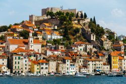 Vista d'insieme della città vecchia di Sibenik (Croazia), dominata dalla forezza di San Michele.
