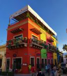 Clienti fuori da un ristorante nel distretto del Barrio Antiguo di Monterrey, Messico - © Luke.Travel / Shutterstock.com