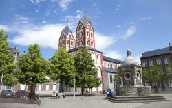 La collegiale di Saint-Barthélemy a Liegi (Vallonia, Belgio) affacciata sull'omonima piazza nel centro della città - © Sergey Dzyuba / Shutterstock.com