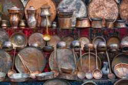 Una collezione di utensili in rame al mercato delle pulci di Yerevan, Armenia.

