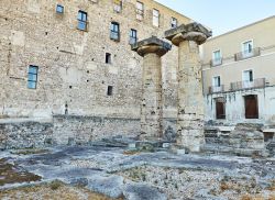 Colonne doriche nel Tempio di Poseidone in Piazza Castello a Taranto, Puglia. Tempio più antico della Magna Grecia, questa costruzione è l'unica di culto greco ancora visitabile ...