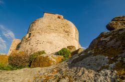 I colori del tramonto sulla torre spagnola di San Giovanni di Sinis, Sardegna. Fatta erigere da Filippo II° per fare fronte alle incursioni piratesche, si erge a 500 metri dall'arenile ...