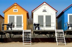 Colori pastello per le tipiche case sulla spiaggia di Vlissingen, Olanda.

