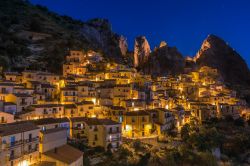 Come un presepe, la suggestiva fotografia notturna del borgo di Castelmezzano in Basilicata - © JoMo333 / Shutterstock.com