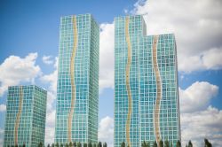 Complesso residenziale Grand Alatau, Astana - Quattro torri di 20, 28, 38 e 43 piani costituiscono il nuovo complesso residenziale Grand Alatau costruito a Astana fra il 2004 e il 2007 sulla ...