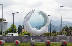 La composizione scultorea "Rotazione" a Batumi, Georgia. Le figure di uomo e donna si spostano integralmente muovendosi su un disco di vetro - © ET1972 / Shutterstock.com