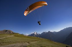 Con il Parapendio sulle montagne di Les Deux Alpes, fotografia di Monica Dalmasso