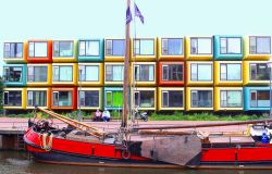 Container colorati utilizzati come abitazioni nella città di Amersfoort, lungo il fiume Eem, in Olanda - © ingehogenbijl / Shutterstock.com