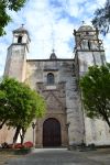 Convento Domínico de Tepoztlán: vedendo la sobria facciata della chiesa, non si immagina quali merviglie si celino nell'adiacente convento, per secoli in mano ai domenicani ...