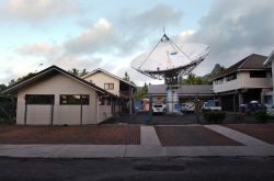 Cook Islands station il centro di trasmissioni che garantisce le connessioni telefoniche a Avarua e dintorni, isole Cook - © ChameleonsEye / Shutterstock.com 