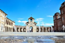 Immagine della corte interna di Venaria Reale, Torino (Piemonte) - Con un ricco effetto plateale che regala la più bella delle scenografie teatrali nel reale, qui le fontane non sono ...