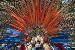 Un copricapo ingigeno durante un evento pubblico folkloristico a San Miguel de Allende (Guanajuato, Messico).