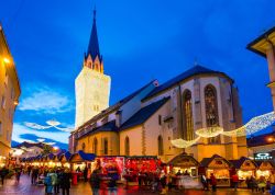 Mercatino di Natale con bancarelle nel centro storico di Villach, Austria © Michael Stabentheiner

