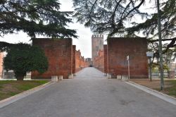 Coronavirus a Verona: il Ponte Castelvecchio bridge, durante il lockdown per Covid-19 in Italia.. - © MarcelClemens / Shutterstock.com