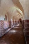 Corridoio nel Castello Alto di Malbork: attraverso questo lungo corridoio si accede alla torre dove erano situate le latrine del monastero, volutamente tenute a distanza dal resto degli spazi ...