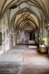 Corridoio laterale con pietre tombali su pavimento e mura nel duomo di Augusta, Germania - © Ricky Of The World / Shutterstock.com